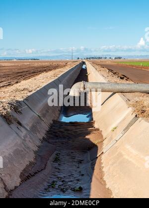 Rohr und Bewässerung Graben im Bereich des südlichen Kalifornien Stockfoto