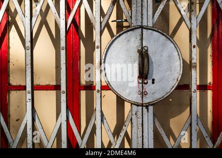 10. Januar 2020 - Alor Setar, Kedah, Malaysia: Nahaufnahme eines alten Klapptors vor einem Perenakan-Ladenhaus in der Stadt A Stockfoto