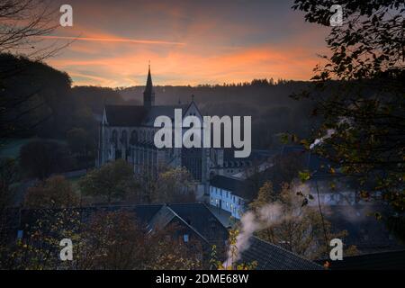 Ein schöner Blick auf den Altenberger Dom am frühen Morgen Licht an einem nebligen Tag in Deutschland Stockfoto