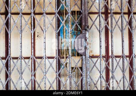 10. Januar 2020 - Alor Setar, Kedah, Malaysia: Nahaufnahme eines alten Klapptors vor einem Perenakan-Ladenhaus in der Stadt A Stockfoto