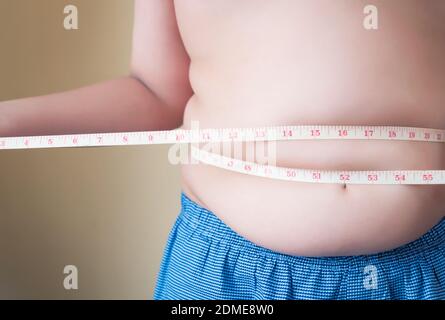 Ubergewicht Mann Seinen Fetten Korper Reflexion Kontrolle In Spiegel Bauch Stretch Mark Stockfotografie Alamy