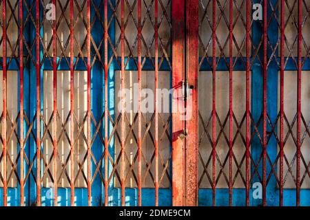 10. Januar 2020 - Alor Setar, Kedah, Malaysia: Nahaufnahme eines alten Klapptors vor einem Perenakan-Ladenhaus in der Stadt A Stockfoto