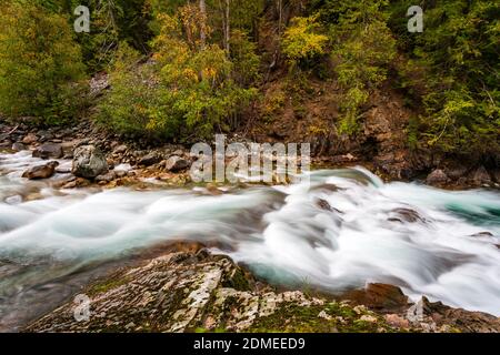 Kaslo River fließt in der Nähe des Dorfes Kaslo, British Columbia, Kanada. Stockfoto