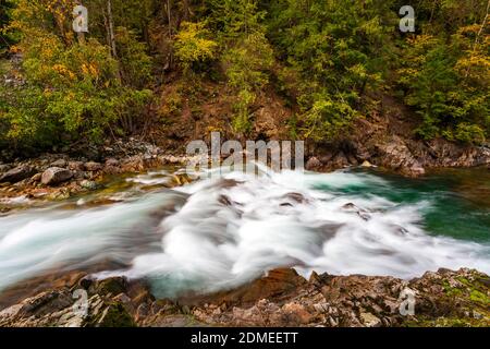 Kaslo River fließt in der Nähe des Dorfes Kaslo, British Columbia, Kanada. Stockfoto