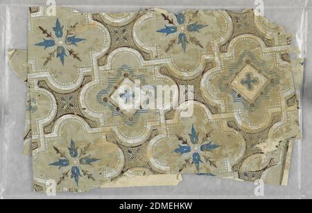 Seitenwand - Fragment, Block-gedruckt, Quatrefoil-Muster in blau und weiß auf beigem Boden gedruckt., USA, 1840er Jahre, Wandbedeckungen, Sidewall - Fragment Stockfoto