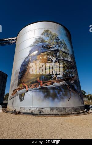 Riesiges Wandbild auf Getreidesilo in Rochester, Victoria, Australien Stockfoto