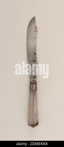 Messer, Achat, Silber, Stahl, Säbelklinge mit gebogener Oberkante. Einfarbiger Polster, silbergravierte Ferrule mit scalloped Rand. Abfackeln, facettierter Achatgriff, silberne konische Halterung auf der Oberseite., möglicherweise Schottland, n.d., Besteck, Dekorative Künste, Messer Stockfoto