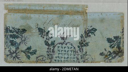 Seitenwand, Blockdruck, Staupe-Farben, handgemachtes Papier, Teil einer Kartusche in Rosa und Violett umrandet, mit rosa und grünen Pfeilköpfen gesetzt; rechts und links, hängend Blumengirlanden, blank mit Blumensprays. Das Register des Druckes ist nicht genau, und variiert in den beiden Teilen. Das Papier ist hellbraun, von grober Textur. -A wurde früher als Buchcover verwendet., England, 1755–65, Wallcoverings, Sidewall Stockfoto