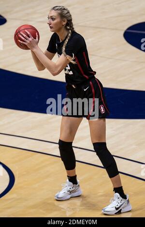 Berkeley, CA, USA, 13. Dezember 2020. A. Stanford Cardinal Forward Cameron Brink (22) schaut, um den Ball während der NCAA Frauen Basketball Spiel zwischen Stanford Cardinal und der California Golden Bears 83-38 Sieg im Hass Pavilion Berkeley Calif passieren. Thurman James/CSM/Alamy Live News Stockfoto