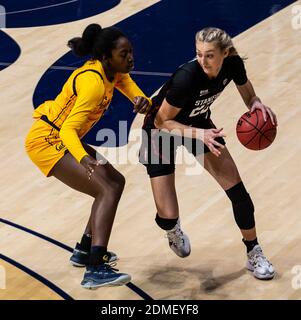 Berkeley, CA, USA, 13. Dezember 2020. A. Stanford Cardinal Forward Cameron Brink (22) fährt während des NCAA Women's Basketball Spiels zwischen Stanford Cardinal und den California Golden Bears 83-38 Sieg im Hass Pavilion Berkeley Calif. Thurman James/CSM/Alamy Live News in den Korb Stockfoto