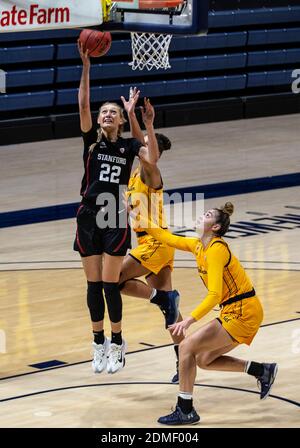 Berkeley, CA, USA, 13. Dezember 2020. A. Stanford Cardinal Forward Cameron Brink (22) punktet in der Farbe während der NCAA Frauen Basketball Spiel zwischen Stanford Cardinal und den California Golden Bears 83-38 Sieg im Hass Pavilion Berkeley Calif. Thurman James/CSM/Alamy Live News Stockfoto