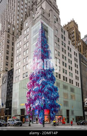 New York, USA, 16. Dezember 2020. Eine sehr hohe Weihnachtsbaumdekoration bedeckt den Louis Vuitton Luxusladen in einer ungewöhnlich ruhigen Fifth Avenue in Manhattan Stockfoto