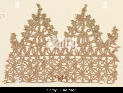 Fragment, Medium: Seide Technik: Klöppelspitze, durchgehende Zopf-ähnliche, Fragment eines Bandes mit zwei kompletten dreieckigen Anhängern. Rot gefärbt, aber jetzt verblasst., Italien, 16.–17. Jahrhundert, Spitze, Fragment Stockfoto