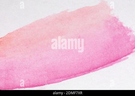 Nahaufnahme von rosa Malstrichen. Roter Aquarellfleck auf weißem Hintergrund Stockfoto