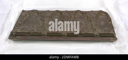 Holzblock, Holz mit Messingeinsätzen, rechteckiger Block bestehend aus fünf Lagen Schichtholz, von denen die obere geschnitzt ist. Geformte Messingplatten und -Stifte bilden die Highlights für ein Muster mit vierfackigen Vorhängen, hergestellt aus den Holzblöcken 1956-164-1 und -2., Frankreich, 1860–70, Wandbeläge, Holzblock Stockfoto