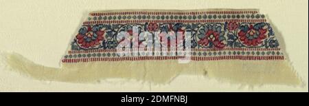 Schals Border Fragment, Medium: Wolle Technik: Interlacing Twill Tapisserie weben in einem Twill-Fundament, sehr feinen cremefarbenen Twill Boden mit einem schmalen Rand von rollenden Blumen in gepunkteten Schutzbänder hat Schattierungen von rot, blau und gelb. Feine Selvedge durchlaufend mit Feld., Indien, 19. Jahrhundert, gewebte Textilien, Shawl Grenzfragment Stockfoto