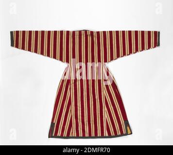 Robe, Medium: Cotton Technik: Zusätzlicher Schussflor (Velvet); Futter mit gravierter Walze bedruckt; Verkleidungsplatten in Kette (ikat), rot-weiß gestreifte Velvet-Robe mit einem vollen Rock in schmaler Taille geflisselt und tief verengten Ärmeln, die sich an das Handgelenk verengen. Eingefasst mit schwarzem Baumwolltwill, der in hellblau und weiß maschinell genäht ist. Gefüttert mit bedruckter Baumwolle mit Streifen und Tupfen in rot, grün und gelb. Verkleidungen aus Seide Warp ikat., 19. Jahrhundert, Kostüm & Accessoires, Robe Stockfoto