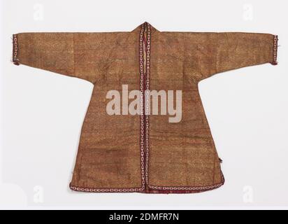 Chapan (Robe), Medium: Seide, metallische Garne, Baumwolltechnik: Mischgewebe (Robe); Warp ikat (Futter), Robe mit ogivalem Gitter in Gold metallic auf einem Terrakotta-Seidenfundament gemustert. Die Kanten sind mit gestrickter Seide in rot, blau, gelb, schwarz und weiß verziert. Gefüttert mit Seide und Baumwolle Warp ikat Stoff in rot, weiß und gelb., Buchara, zweite Hälfte 19. Jahrhundert, Kostüm & Accessoires, Chapan (Robe Stockfoto