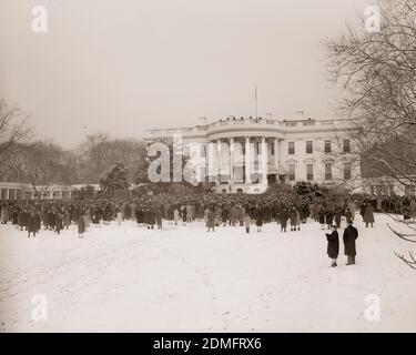 Die Gäste versammelten sich auf dem South Lawn des Weißen Hauses, um die Eröffnungsrede von Präsident Franklin Delano Roosevelt im Januar 1945 zu hören, Stockfoto