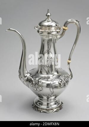 Kaffeeservice, Gorham Manufacturing Company, Providence, Rhode Island, USA, gegründet 1818, Silber, Vergoldung, Repousse und mit Blumen und Ranken gejagt, a=Tablett, b= Creamer, vergoldeter Innenraum, c= Kaffeekanne; alle eingraviert mit interlaced Monogramm: ECM. Markierungen: Löwe, Anker, G., von ledger, a:shaped ractangular Tablett mit ausgeschnittenen Griffen eingraviert auf der Unterseite "präsentiert von den Attachés des Sheriff's Office of New York County in den Jahren 1902–1903 an Edward C. Moen unter Sheriff", B. Kaffeekanne mit hohem Hals, schlankem Auslauf und gebogenem Griff mit Elfenbeinringen. Gewölbter, klappbarer Deckel mit Endkappe Stockfoto