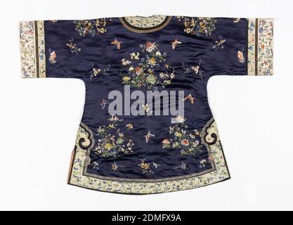 Kurze Robe der Frau, Medium: Seidentechnik: Gestickt in Satinstichen auf Satingewebe, kurzer Mantel aus dunkelblauem Seidensatin, bestickt mit Büscheln von Blumen und Schmetterlingen in bunten Seiden. Nackenband, Ärmelbänder und unteren Rand sind aus weißem Satin mit Blumenstickerei, eingefasst mit schwarzem Satin. Gefüttert mit helloranger Seide., China, 19. Jahrhundert, Kostüm & Accessoires, kurze Robe der Frau Stockfoto