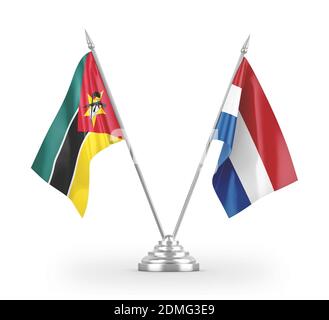 Niederlande und Mosambik Tischflags isoliert auf weißem 3D-Rendering Stockfoto