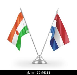 Niederlande und Niger Tischflaggen isoliert auf weißem 3D-Rendering Stockfoto