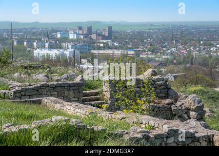 Die Ruinen der antiken griechischen Stadt von Panticaeum auf Der Hintergrund der modernen Stadt Kertsch in der Krim Stockfoto