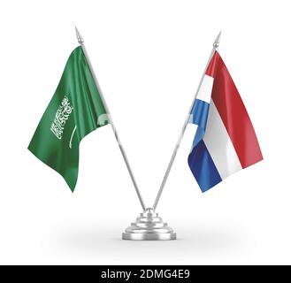 Niederlande und Saudi-Arabien Tischflaggen isoliert auf weißem 3D Rendering Stockfoto