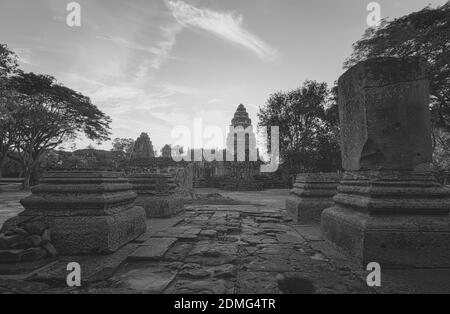 Schwarz-weiße Landschaft des Phimai Historical Park. Wahrzeichen von Nakhon Ratchasima, Thailand. Reiseziele. Historische Stätte ist alt. Uralt Stockfoto