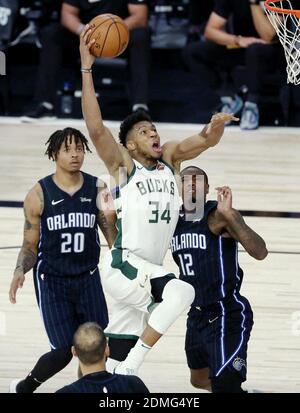 KEIN FILM, KEIN VIDEO, KEIN Fernsehen, KEINE DOKUMENTATION - Datei Foto vom August 22, 2020 der Milwaukee Bucks' Giannis Antetokounmpo (34) sprangen in Spiel 3 der ersten Runde der NBA-Playoffs im Disney's ESPN Wide World of Sports Complex in Orlando, Florida, USA, gegen die Orlando Magic's Markelle Fultz (20) und Gary Clark (12). Milwaukee Bucks-Star Giannis Antetokounmpo hat eine Vertragsverlängerung im Wert von 228,2 Mio. US-Dollar (£170,1 Mio.) unterzeichnet - der reichste in der NBA-Geschichte. Der zweimal wertvollste Spieler, 26, hat einen fünf-Jahres-Deal vereinbart. Foto von Stephen M. Dowell/Orlando Sentinel/TNS/ABACAPRESS.COM Stockfoto