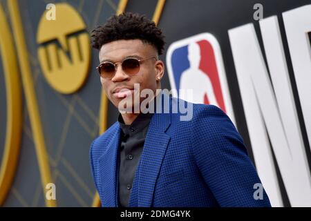 Datei Foto vom 24. Juni 2019 von Giannis Antetokounmpo besucht die 2019 NBA Awards im Barker Hangar in Santa Monica, CA, USA. Milwaukee Bucks-Star Giannis Antetokounmpo hat eine Vertragsverlängerung im Wert von 228,2 Mio. US-Dollar (£170,1 Mio.) unterzeichnet - der reichste in der NBA-Geschichte. Der zweimal wertvollste Spieler, 26, hat einen fünf-Jahres-Deal vereinbart. Foto von Lionel Hahn/ABACAPRESS.COM Stockfoto