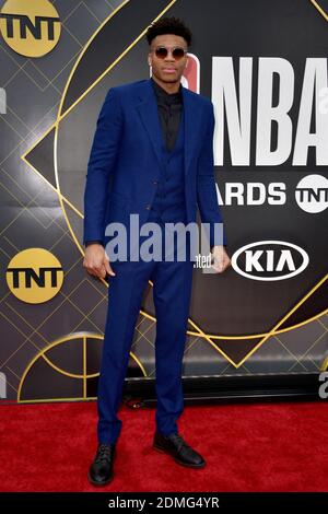 Datei Foto vom 24. Juni 2019 von Giannis Antetokounmpo besucht die 2019 NBA Awards im Barker Hangar in Santa Monica, CA, USA. Milwaukee Bucks-Star Giannis Antetokounmpo hat eine Vertragsverlängerung im Wert von 228,2 Mio. US-Dollar (£170,1 Mio.) unterzeichnet - der reichste in der NBA-Geschichte. Der zweimal wertvollste Spieler, 26, hat einen fünf-Jahres-Deal vereinbart. Foto von Lionel Hahn/ABACAPRESS.COM Stockfoto