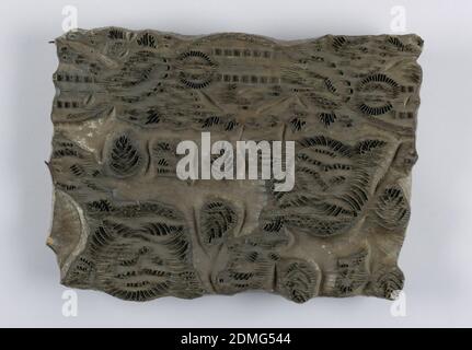 Druckblock, Medium: Holz, Metall, Design von zwei großen Blumen und einige Blätter aus Metallstreifen und Stifte gebildet., 19. Jahrhundert, Geräte & Werkzeuge, Druckblock Stockfoto