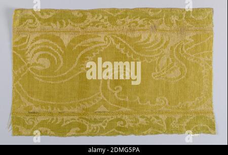 Fragment, Medium: Seide und Leinen Technik: 8 Harness Satin plus 1/7 Twill (Damassé), Gelb und Grün mit Schwan und Wassermotiv., Italien, 17. Jahrhundert, gewebte Textilien, Fragment Stockfoto