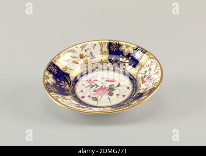 Schale mit Imari-Muster, Hartporzellan, Glaskeramik, Gold, Schale mit segmentierter Dekoration aus vergoldeten und emaillierten Blüten auf abwechselnd weißem und blauem Boden. In der Mitte ein weißes Medaillon mit rosa Blüten. Vergoldung am Rand., England, nach 1833, Keramik, Dekorative Künste, Teller, Teller Stockfoto