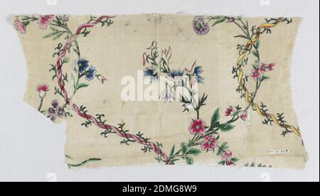 Fragment, Medium: Tempera auf Seide Technik: Gemalt auf Leinwandbindung, Weißer Boden mit Serpentin von ineinander verschlungenen Bändern und Reben mit floralen Sprays aus ihnen sprießen. Bemalt in rosa, grün, blau, weiß, orange, gelb, braun, lila, Gold und Silber., China, 18. Jahrhundert, bedruckte, gefärbte & bemalte Textilien, Fragment Stockfoto