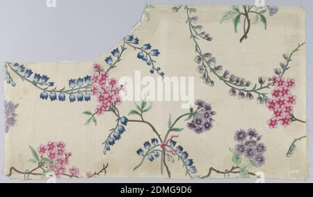 Fragment, Medium: Tempera auf Seide Technik: Gedruckt und gemalt auf Leinwandbindung, Weißer Boden mit einem zentralen Spray aus blauen Glocken, Kirschblüten und lila Fransen Blumen zusammen mit einem roten Band gefangen. Bluebells, Kirschblüten und lila und gelbe Blütensprays, die sich in Richtung der zentralen Gruppe bewegen. Teil der rechten Selvage auf beiden Stücken vorhanden., China, 18. Jahrhundert, bedruckte, gefärbte & bemalte Textilien, Fragment Stockfoto