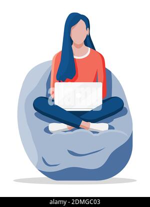 Mädchen sitzt auf Sitzsack Stuhl. Frau arbeitet am Laptop. Lässige weibliche Figur chillen und Surfen in sozialen Medien auf Notebook. Freiberufler arbeiten am Computer. Cartoon flache Vektor-Illustration Stock Vektor