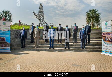 Kigali, Ruanda. Dezember 2020. Armeeführer der Mitglieder der Ostafrikanischen Standby-Force (EASF) posieren für ein Gruppenfoto beim Treffen der EASF-Leiter für Verteidigung und Sicherheit am 16. Dezember 2020 in Kigali, Ruanda. Das Treffen der Oestlichen Afrika Standby Force (EASF) Chefs of Defence and Security wurde am Mittwoch im Rahmen der 28. Ordentlichen Sitzung der EASF Policy Organs Meetings in Kigali eröffnet. Quelle: Cyril Ndegeya/Xinhua/Alamy Live News Stockfoto