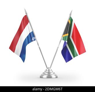 Südafrika und Niederlande Tischflaggen isoliert auf weißem 3D Rendering Stockfoto