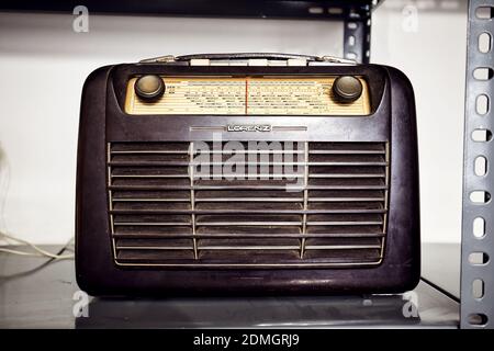 Ankara, Türkei - Oktober 2020: Lorenz-Transistor-Radio im Regal eines Antiquitätenladens in Ankara, Türkei. Stockfoto