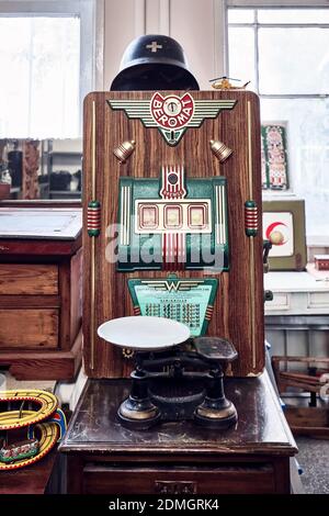 Ankara, Türkei - Oktober, 2020: Vintage-Spielautomat zum Verkauf in einem Antiquitätengeschäft in Ankara, Türkei. Stockfoto