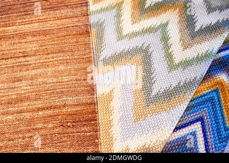 Muster von Teppichen oder Teppichen, die in einem Teppich ausgestellt sind Speichern Stockfoto