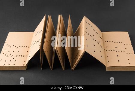 Letter slot cipher book, Cardano lattice Stockfoto