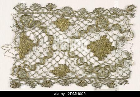 Fragment, Medium: Metall auf Seidenfaden gewickelt Technik: Klöppelspitze, Fragment hat ein Design von Kreuzungslinien mit solide gearbeitet Lozenges und zwei scalloped Kanten in Gold und Silber Farbfaden., Mailand, Italien, 17. Jahrhundert, Spitze, Fragment Stockfoto