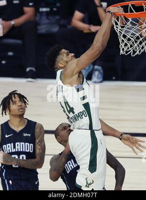 KEIN FILM, KEIN VIDEO, KEIN Fernsehen, KEINE DOKUMENTATION - Datei Foto vom August 20, 2020 der Milwaukee Bucks' Giannis Antetokounmpo (34) dunks über die Orlando Magic Markelle Fultz (20) und Gary Clark in Spiel 3 der ersten Runde der NBA-Playoffs bei Disney's ESPN Wide World of Sports Complex in Orlando, FL, USA die Bucks gewonnen, 121-107, Für ein Kabel der Serie 2-1. Milwaukee Bucks-Star Giannis Antetokounmpo hat eine Vertragsverlängerung im Wert von 228,2 Mio. US-Dollar unterzeichnet - die reichste in der NBA-Geschichte. Der zweimal wertvollste Spieler, 26, hat einen fünf-Jahres-Deal vereinbart. Foto von Stephen M. Dowell/Orlando Sentinel/TNS Stockfoto