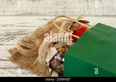 Marinierte Gurken Vielfalt Einmachgläser. Hausgemachte Tomaten und Maschenwaren Gurken. Fermentierte Lebensmittel in Papiertüte. Stockfoto