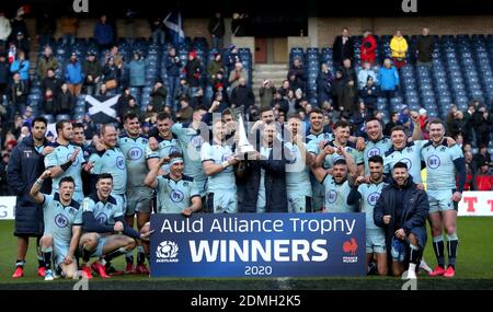 Filebild vom 08-03-2020 von Schottland hebt die Auld Alliance Trophäe während des Guinness Six Nations Spiels im BT Murrayfield Stadium, Edinburgh. Stockfoto