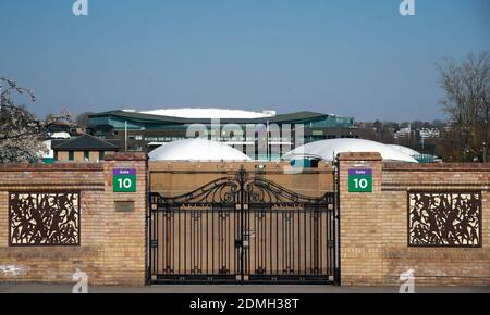 Aktenfoto vom 27-03-2020 von geschlossenen Toren im All England Lawn Tennis Club. Stockfoto